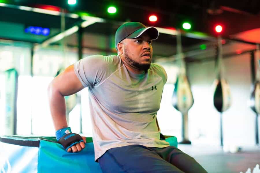 Man performs tricep dips on a box